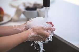 Leia mais sobre o artigo Situações Inesperadas Onde Você Precisa Lavar Suas Mãos